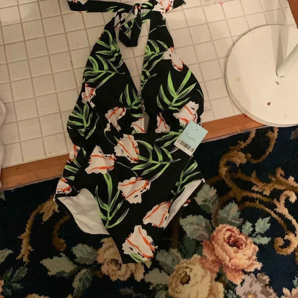 Cupshe one‎ piece plunging v floral swimsuit. NWT. Retail 40